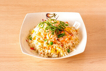 Japanese seafood yakimeshi is an oriental rice recipe that mixes different foods together with white rice to fry them in the pan for a delicious dish.