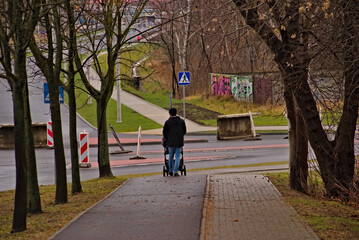 Ulice miasta , spacer z dzieckiem w wózku. Streets of the city, a walk with a child in a wheelchair.