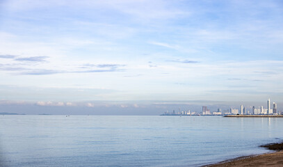 Obraz premium Panorama big city with skyscape and the sea . Background for pattaya city skyscape in thailand