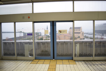 Fototapeta na wymiar Platform screen doors in Nagoya, Japan
