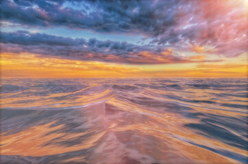 Nuages colorés à l& 39 aube ou au crépuscule reflétés dans la mer agitée