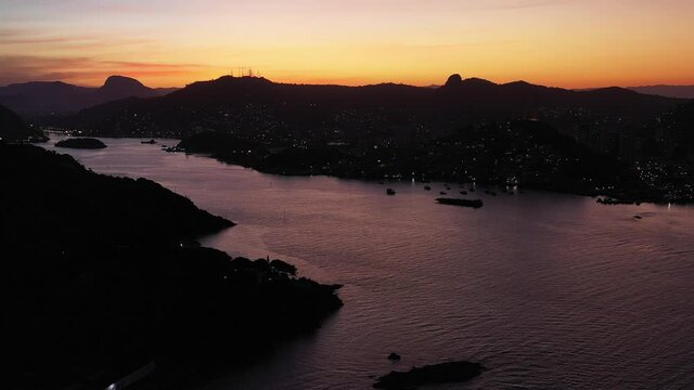 Entardecer sobre o canal de Vitoria, ES