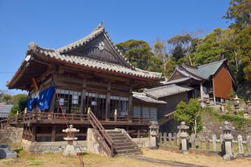 Fototapeta na wymiar 亀岡神社「拝殿と本殿」