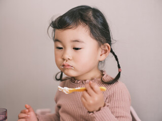 ケーキを食べる子ども