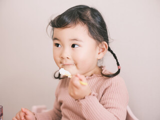 ケーキを食べる子ども
