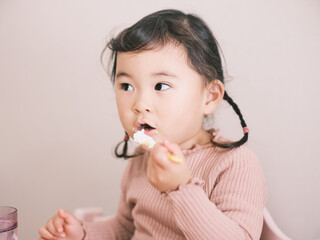 ケーキを食べる子ども