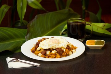 majado con huevo frito y café