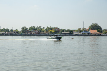 Obraz premium The Speed boat Ship is moving in the Chao Phraya river, Thailand