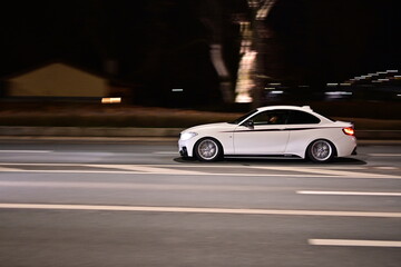 Auto bei Nacht, Mitzieher BMW 2er Coupe F22 F23 - obrazy, fototapety, plakaty