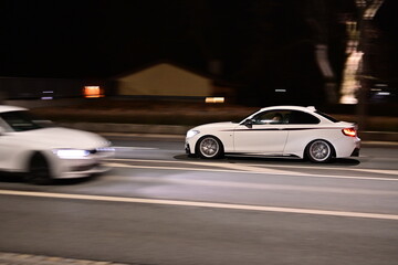 Auto fährt bei Nacht, Mitzieher BMW 2er Coupe F22 F23