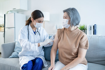 Obraz premium Asian doctor wear mask, give treatment to Senior elderly woman patient