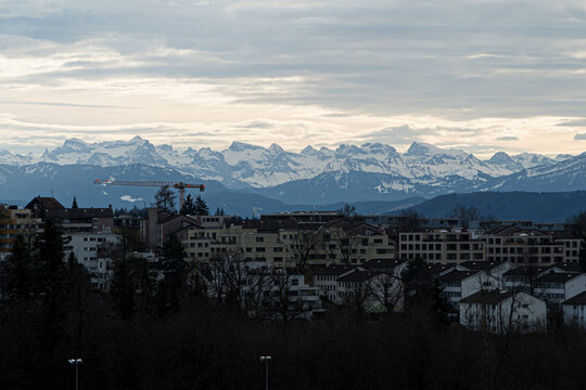 Witikon, Zollikerberg mit Alpenpanorama. Schweiz.