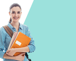 Obraz premium Young college student smiling and looking at camera