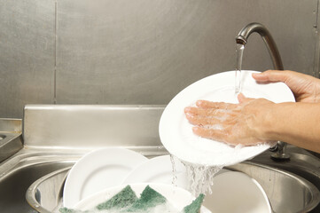 rinse and drain, as usual, the oily stain be removed, kitchen tips - obrazy, fototapety, plakaty