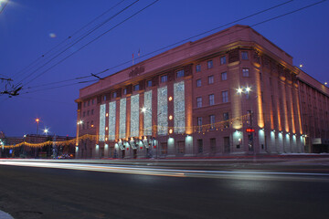 Fototapeta na wymiar mayor's office of novosibirsk with garlands at night