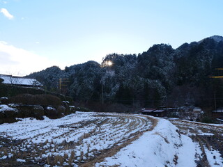 冬の空と田舎の風景