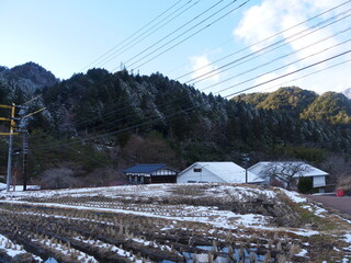 冬の空と田舎の風景