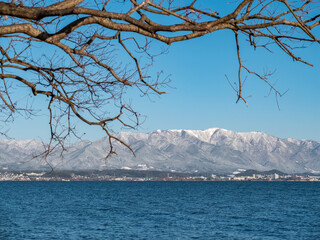 滋賀県草津市　琵琶湖の対岸に冬景色の比叡山