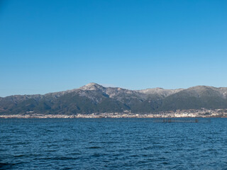 Fototapeta premium 滋賀県草津市 琵琶湖の対岸に冬景色の比叡山