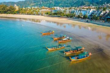 Obraz premium Long tail boats in Patong beach in Phuket Province, Thailand