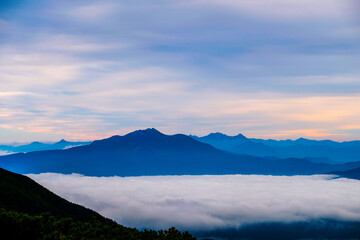Obraz premium 朝の雲海と山のシルエット