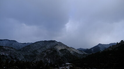 雪が降った後の山