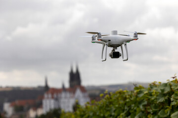 Drohne mit Albrechtsburg Meißen im Hintergrund - obrazy, fototapety, plakaty