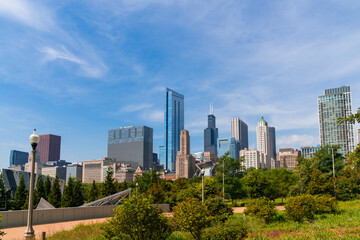 Fototapeta premium Chicago skyline panorama from Park at day time. Chicago, Illinois, USA. Skyscrapers of financial district, a vibrant business neighborhood.