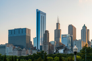 Obraz premium Chicago skyline panorama from Park at sunset, golden hour. Chicago, Illinois, USA. Skyscrapers of financial district, a vibrant business neighborhood.