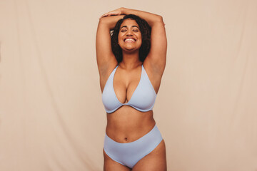 Obraz premium Happy young woman feeling positive in her natural body