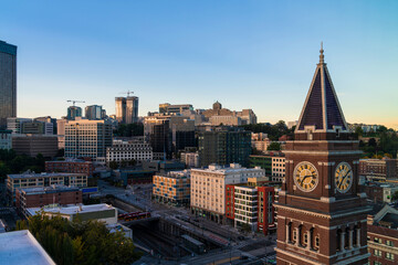 Obraz premium Seattle aerial skyline panorama of downtown at sunset, Washington USA.