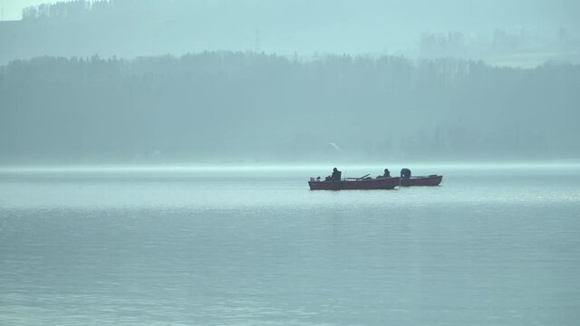 Neujahrs-Angler auf dem Greifensee am 01.01.2022 rec709
