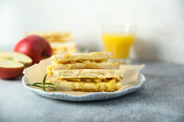 Grilled sandwiches with apple and cheese