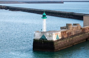 Einfahrt und Ausfahrt aus dem Hafen der französischen Stadt Le Havre mit Blick auf Markierungen,...