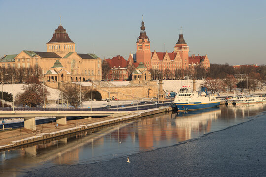 Winterliches Stettin (Szczecin); Blick zur Hakenterrasse (Waly Chrobrego) mit Museum und Regierungsgebäude