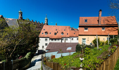 Obraz premium Buildings in a town viewed from an elevated path
