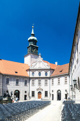 Obraz premium Courtyard filled with rows of empty chairs