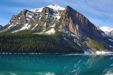 Obraz premium Beautiful day at Lake Louise. Wonderful road trip through Banff and Jasper national park in British Columbia, Canada. An amazing day in Vancouver. What a beautiful nature in Canada.