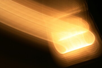 Luz de neòn con velocidad y desenfoque formando rollos de luz con cola de efecto en lìneas...