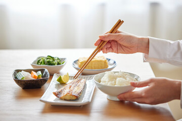 和食の朝ごはんを食べる女性の手元 - obrazy, fototapety, plakaty