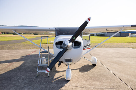 Cessna Kleinflugzeug auf der Startbahn vor Abflug
