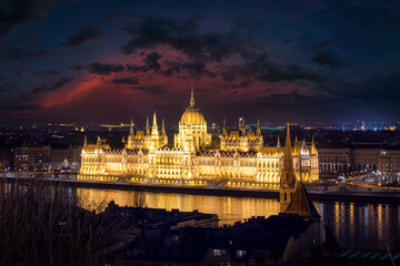 Obraz premium Elevated, panoramic view of the illuminated Hungarian Parliament Building in Budapest during dusk