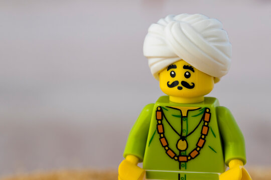 Lippstadt - Deutschland 3. Januar 2022 Lego Minifigur Sultan mit wei&szlig;em Turban