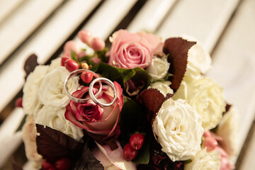 Eheringe auf Brautstrauss rosa und weiße Rosen