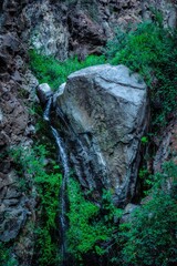 Fototapeta premium cascada entre roca gigante en un barranco de la jungla