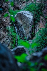 cascada entre roca gigante en un barranco de la jungla