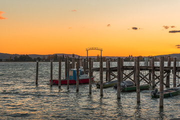 Anlegesteg am Bodensee bei Sonnenuntergang, Allensbach, Baden-W&uuml;rttemberg, Deutschland