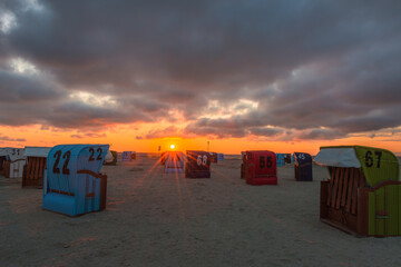 Strand mit Strandkörben an der Nordsee bei Sonnenuntergang, Neuharlingersiel, Ostfriesland,...