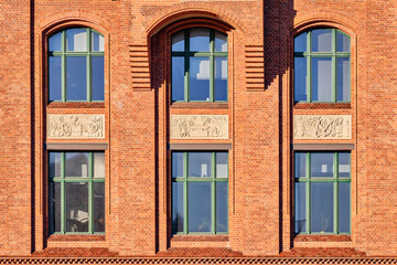 Fototapeta na wymiar Fassadendetail mit Ornamentschmuck am denkmalgeschützten historischen Verwaltungsgebäude der Borsigwerke in Berlin-Tegel