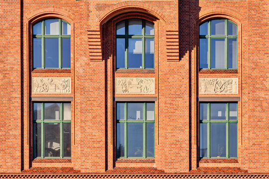 Fassadendetail mit Ornamentschmuck am denkmalgesch&uuml;tzten historischen Verwaltungsgeb&auml;ude der Borsigwerke in Berlin-Tegel